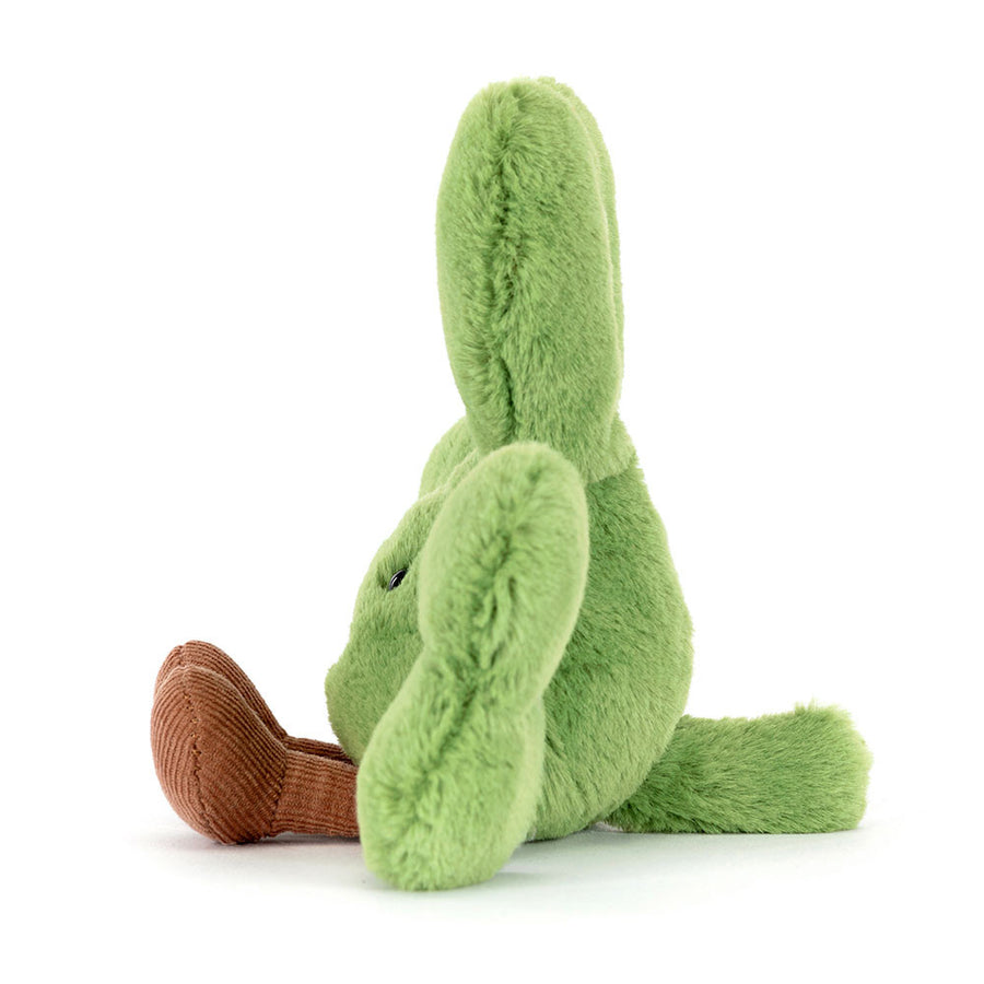 Jellycat Amuseables Siofra Shamrock detalj – nærbilde av smilende ansikt og broderte øyne