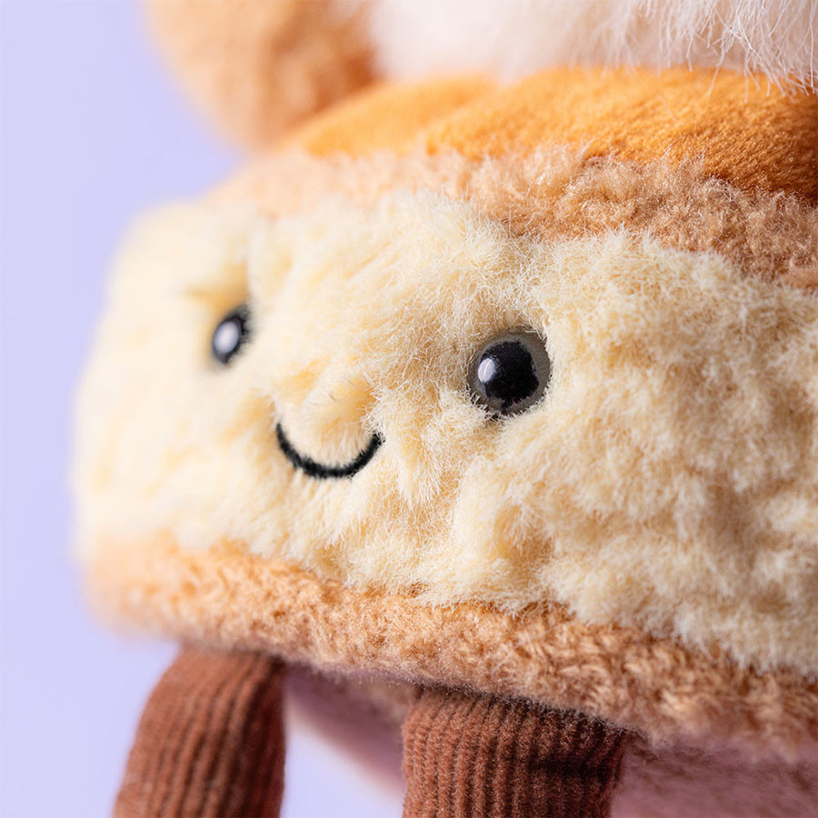 Jellycat | Amuseables Mirielle St. Honoré | Beige/Krem | ca. 12 cm Side View - Bamsedyra AS