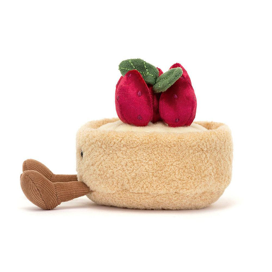 Jellycat Amuseables Tarte Aux Fraises sett fra siden – plysj jordbærterte med hvit krem
