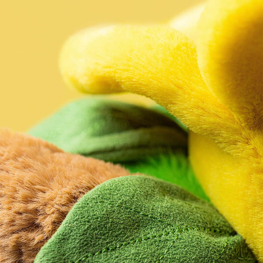 Jellycat Bartholomew Bear Daffodil Outfit sett fra siden – beige bjørn i gult påske-kostyme