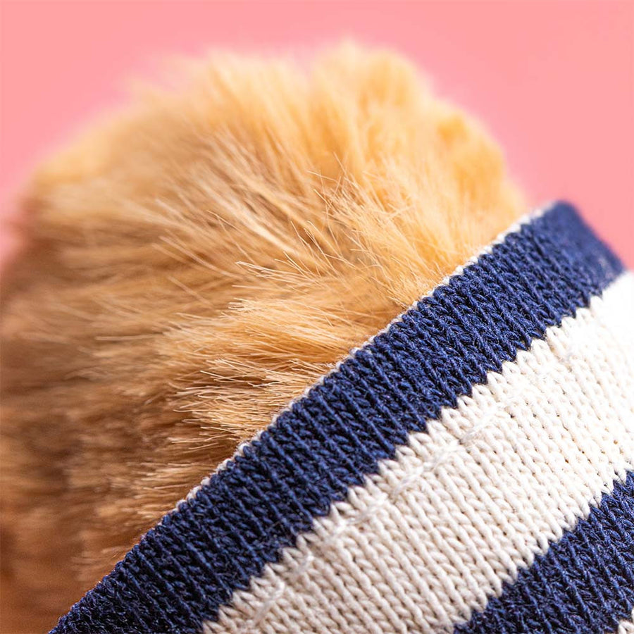 Jellycat Bartholomew Bear Seafarer sett fra siden – beige bjørn i blå sjømannsdrakt