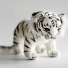 Hansa Creation Hvit Amurtiger 33 cm – naturtro hvit Amur-tiger plysj med svarte striper og blå øyne