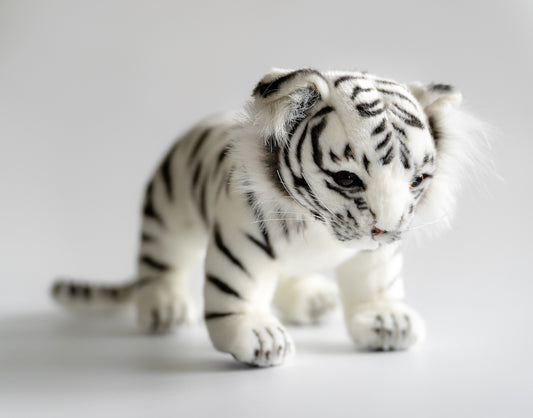 Hansa Creation Hvit Amurtiger 33 cm – naturtro hvit Amur-tiger plysj med svarte striper og blå øyne