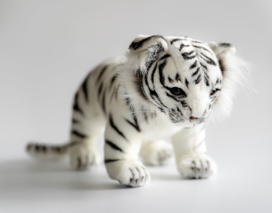 Hansa Creation Hvit Amurtiger 33 cm – naturtro hvit Amur-tiger plysj med svarte striper og blå øyne