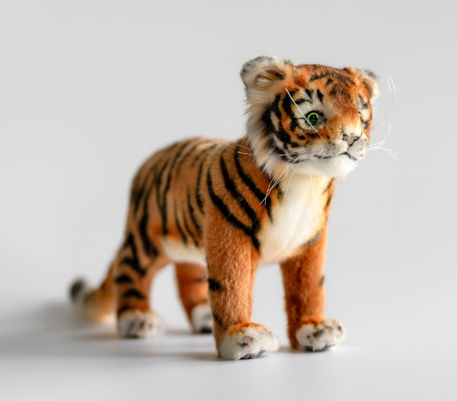 Hansa Creation Tiger Amur sett fra siden – oransje tiger plysj med svarte striper og hvit mage