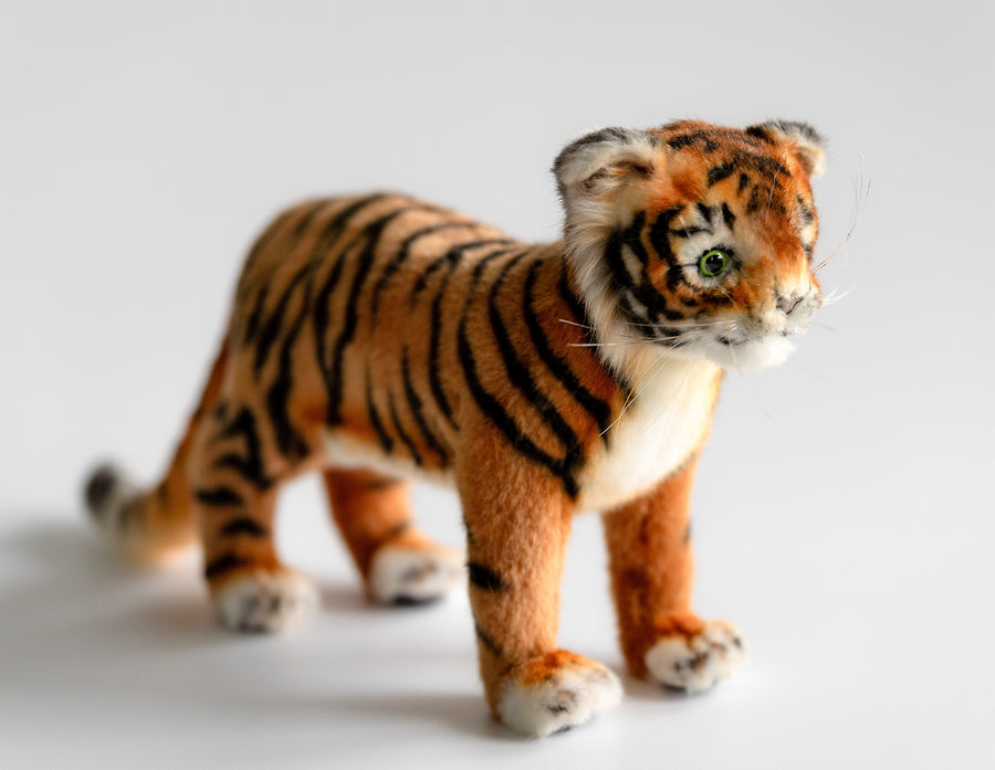 Hansa Creation Tiger Bamse Amur – naturtro Amur-tiger plysj med oransje pels og svarte striper