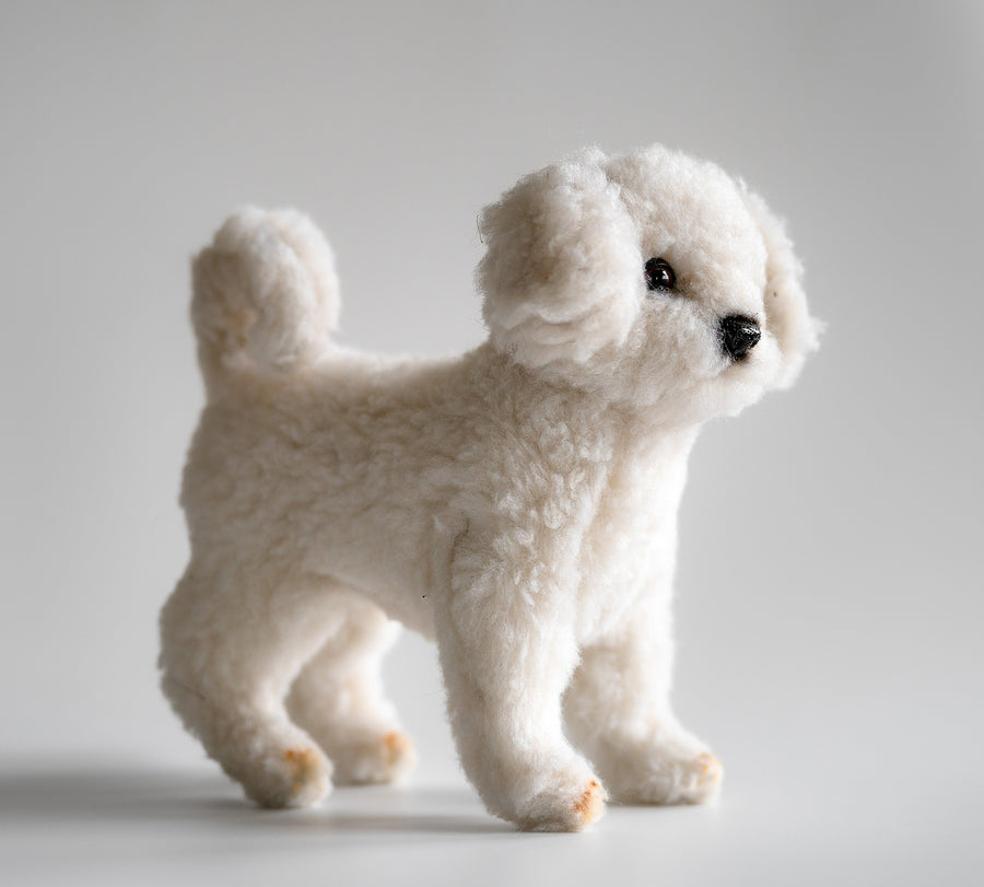 Hansa Creation Bichon Frise sett fra siden – hvit krøllet hundebamse plysj
