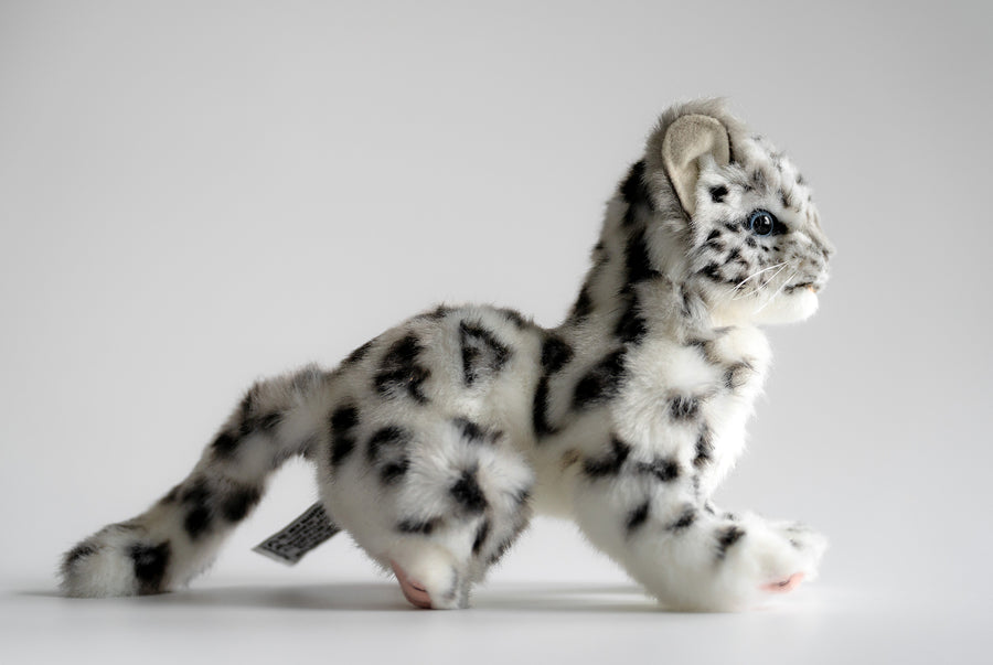 Hansa Creation Snøleopard detalj – nærbilde av grå og svarte flekker og tykk hale