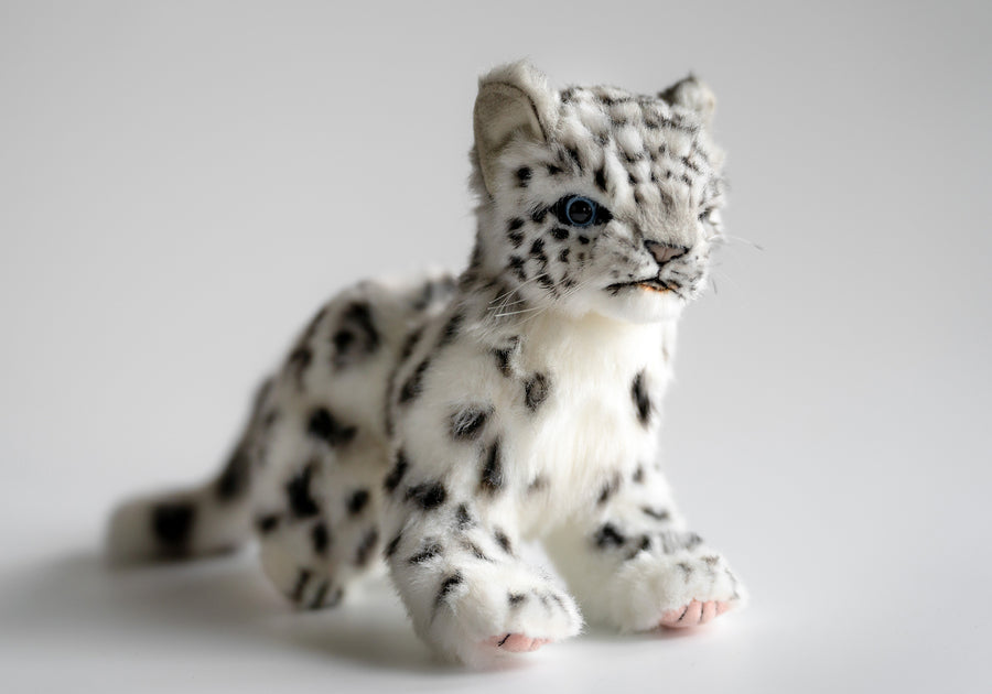 Hansa Creation Snøleopard Kosedyr – naturtro snøleopard plysj med hvit og grå flekkete pels