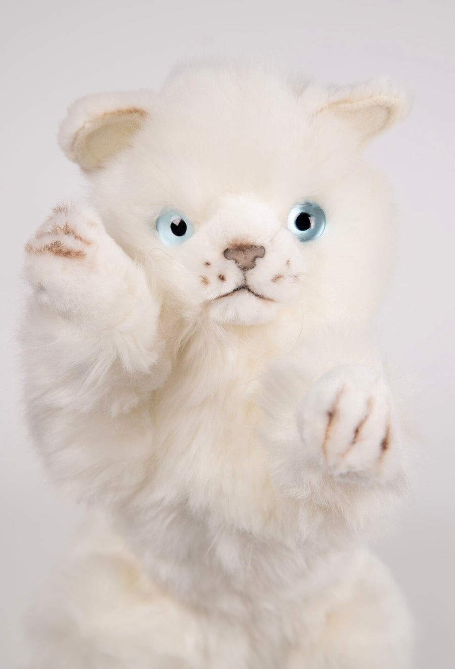 Hansa Creation Playful Kitten – naturtro oransje og hvit stripete kattunge plysj i lekende stilling, 26 cm