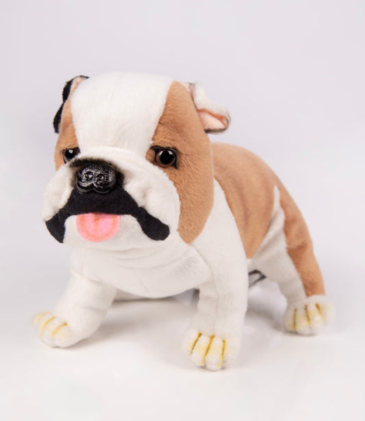 Hansa Creation Bulldog Sittende – naturtro brun og hvit Bulldog hundebamse sittende, 19 cm