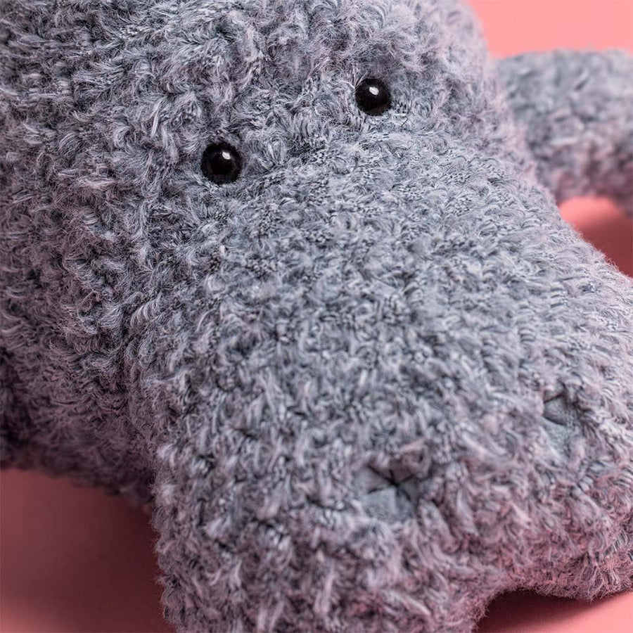 Jellycat Maffles Manatee sett fra siden – grå sjøku kosedyr med brede finner