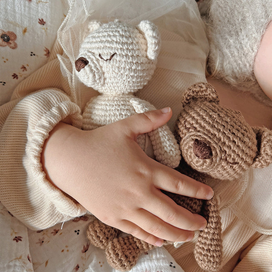 Heklet mini Bo the Bear Side View | Patti Oslo - Bamsedyra AS