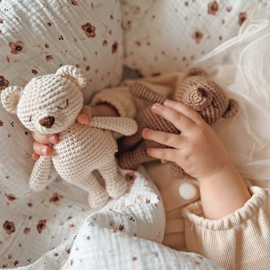 Heklet mini Bo the Bear Feature | Patti Oslo - Bamsedyra AS