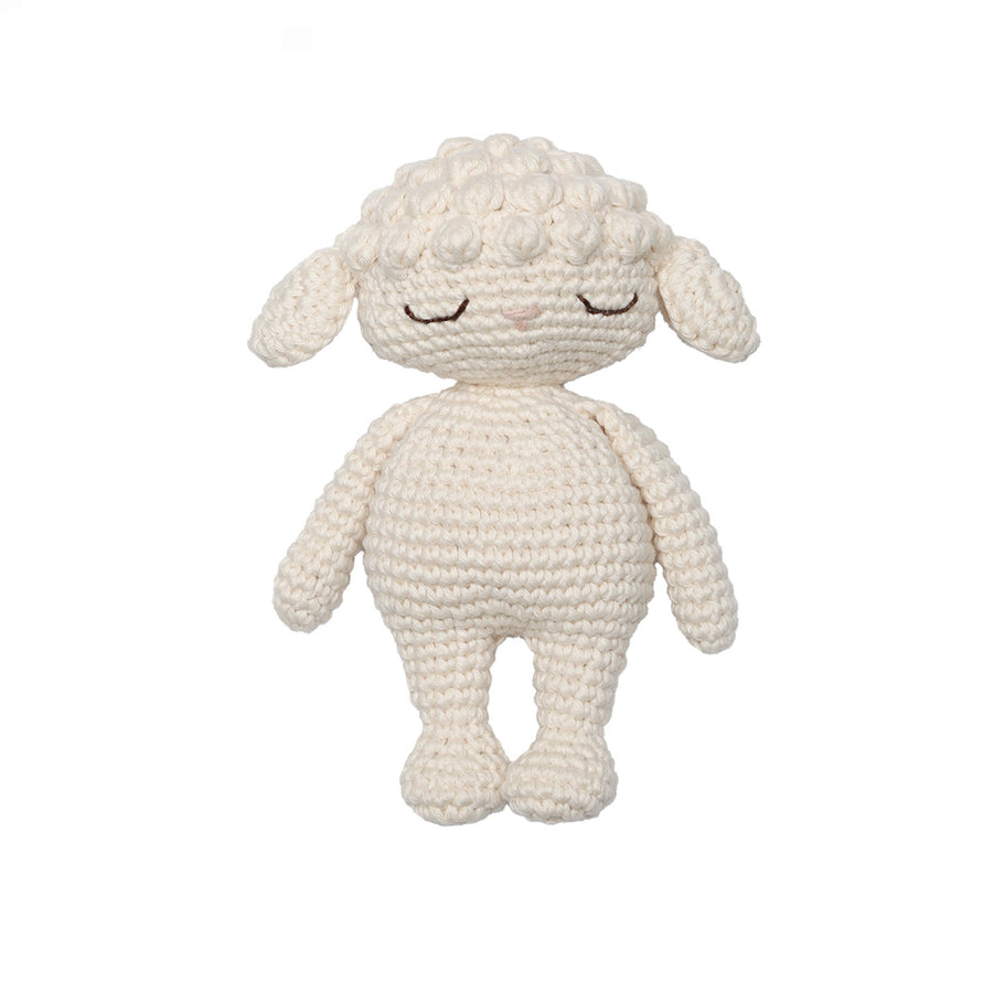 Patti Oslo Lamb Kosedyr – heklet mini-lam i krem, håndlaget av naturlige materialer