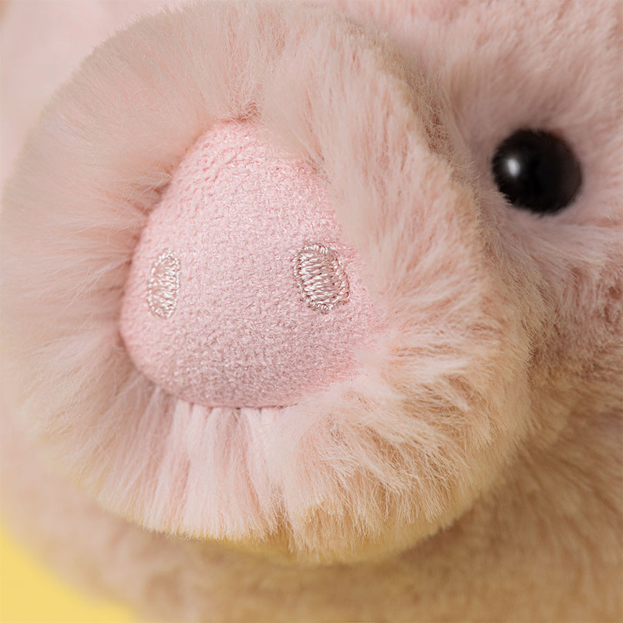 Jellycat Smudge Pig Original sett fra siden – rosa plysj gris med myke bein