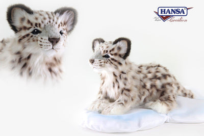 Hansa Creation Snøleopard-unge 34 cm – naturtro hvit og grå snøleopardunge plysj i liggende stilling