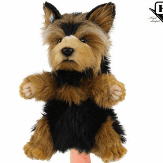 Hansa Creation Yorkshire Terrier Hånddukke – naturtro brun og blå Yorkshire Terrier hånddukke