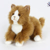 Hansa Creation Beige Katt Kosedyr – naturtro beige katt plysj i sittende stilling med grønne øyne