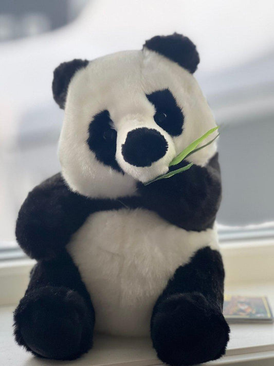 Hansa Creation Panda Bamse – naturtro svart og hvit kjempepanda plysj med runde øyeflekker